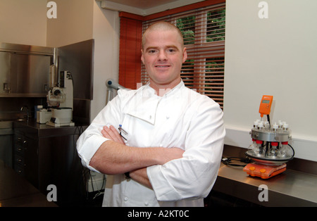 Heston Blumenthal bekannt drei Michelin-Sterne-Koch in seiner Entwicklung Lebensmittellabor in Bray Berkshire südlichen England U Stockfoto