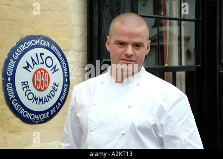 Heston Blumenthal bekannt drei Michelin-Sterne-Koch posiert mit einem 1939 Maison Recommandee Zeichen außerhalb der Hinds Head Bray Stockfoto