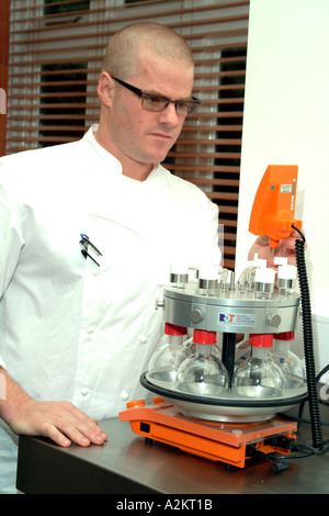 Heston Blumenthal bekannt drei Michelin Sterne Koch arbeitet in seiner Entwicklung Lebensmittellabor in Süd-En-Bray, Berkshire Stockfoto