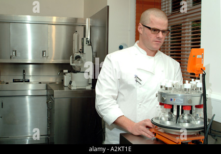 Heston Blumenthal bekannt drei Michelin Sterne Koch arbeitet in seiner Entwicklung Lebensmittellabor in Süd-En-Bray, Berkshire Stockfoto