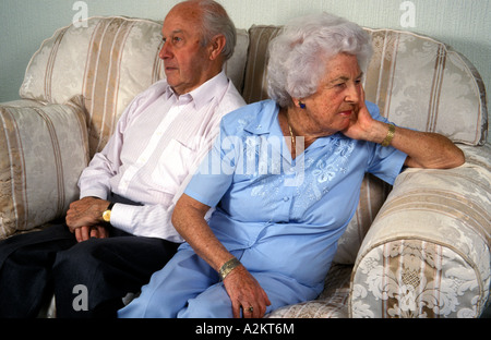 Älteres Ehepaar auf Sofa mit ein argument Stockfoto