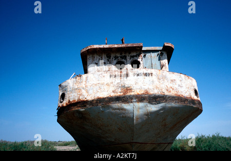 19. Mai 2006 - Schiff Friedhof in Moynaq an der Aralsee in Usbekistan. Stockfoto