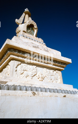 Weißer Stupa im Barlim Khiid Kloster (Ongiin Khiid Komplex) in der Gobi Wüste in der äußeren Mongolei. Stockfoto