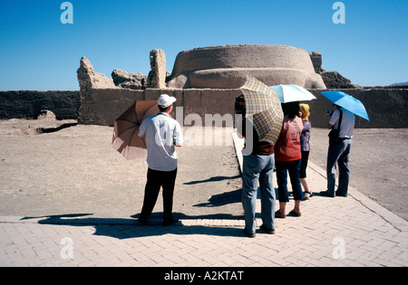 Gruppe von chinesischen Touristen an den Ruinen der antiken Stadt von Gaochang in der Nähe von Tulufan (Turpan) in Xinjiang Stockfoto