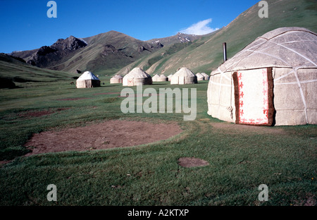 Jurte-Camp an der alten Karawanserei Tasch-Rabat im Süden Kirgisiens Stockfoto