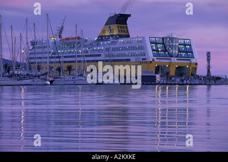 EU, Frankreich, Cote d ' Azur, Var, Toulon. Boote und Korsika Fähre im alten Hafen, Dämmerung Stockfoto