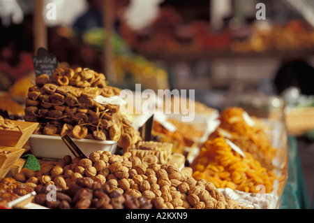 EU, Frankreich, Cote d ' Azur / französische Riviera, Nizza. Cours Saleya, Altstadt von Nizza, Nüssen und getrockneten Früchten für den Verkauf auf dem Markt Stockfoto