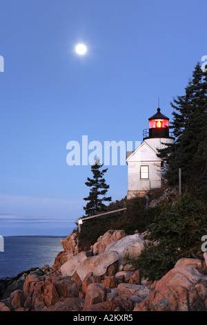 Bass Harbor Light mit Blick auf den Atlantischen Ozean Bass Harbor Acadia National Park Hancock Grafschaft Maine USA Stockfoto