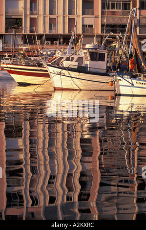 EU, Frankreich, Cote d ' Azur / französische Riviera, Var, St. Tropez. Port-Bereich, Ancien Bassin, Abend. Stockfoto