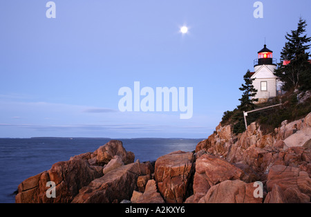 Bass Harbor Light mit Blick auf den Atlantischen Ozean Bass Harbor Acadia National Park Hancock Grafschaft Maine USA Stockfoto