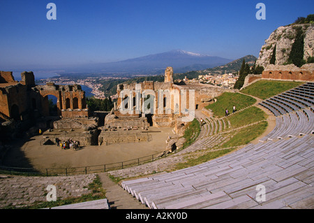 Italien Sizilien Taormina Il Teatro griechischen Amphitheater Ätna in Ferne Stockfoto