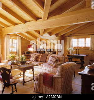 Wohnzimmer mit Balkendecke in einem traditionellen Chalet in der Schweiz Stockfoto