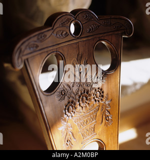 Detail eines geschnitzten Stuhl in einem traditionellen Chalet in der Schweiz Stockfoto