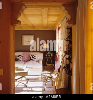 Blick durch eine Tür in einem Wohnzimmer in einem traditionellen Chalet in der Schweiz Stockfoto