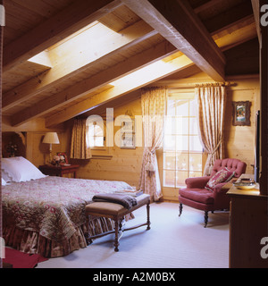 Ein Schlafzimmer mit Oberlicht-Fenster in einem traditionellen Chalet in der Schweiz Stockfoto