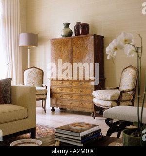 Antike Nussbaum Schrank und Louis XV Stühle im Wohnzimmer der Ferienwohnung in London Stockfoto