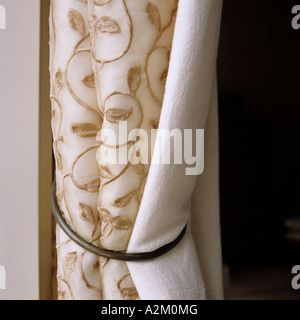 Vorhang mit Blattgold Detail Stickerei und Zugband. Stockfoto