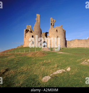 Torhaus von Dunstanburgh Castle, Castle Point, in der Nähe von Craster, Northumberland, England, UK Stockfoto