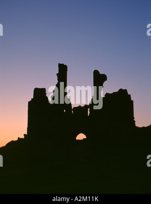Burgruine bei Nacht; Dunstanburgh Castle Ruins, Torhaus, Castle Point in der Nähe craster, Northumberland, England, UK. Stockfoto