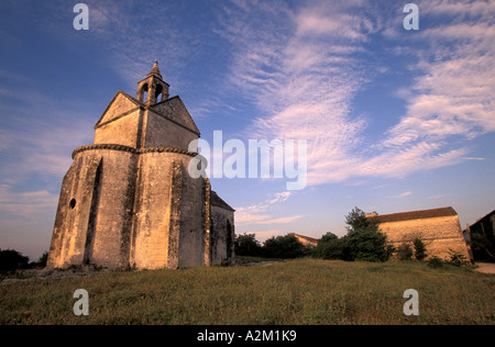 EU, Frankreich, Provence, Bouches du Rhone, Arles. Abbaye de Montmajour, Kapelle Ansicht, mittelalterliche Kirche. Stockfoto