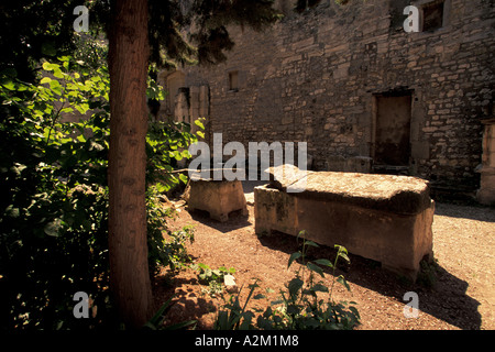 EU, Frankreich, Provence, Bouches du Rhone, Arles. Les Alyscamps, römischen Friedhof, Sarkophage Stockfoto