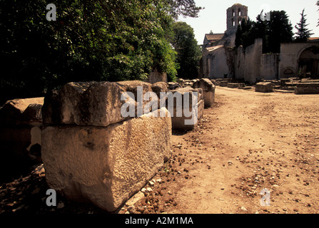 EU, Frankreich, Provence, Bouches du Rhone, Arles. Les Alyscamps, römischen Friedhof, Sarkophage Stockfoto