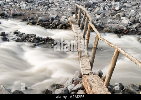 Protokoll der Fussgängerbrücke über Nisqually River in der Nähe von Cougar Rock Campground Mount Rainier Nationalpark Washington USA Stockfoto