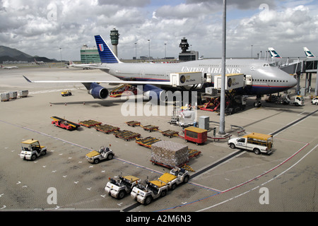 United Airlines 747 400 am Hong Kong International Airport Hong Kong SAR China Asien gewartet wird Stockfoto