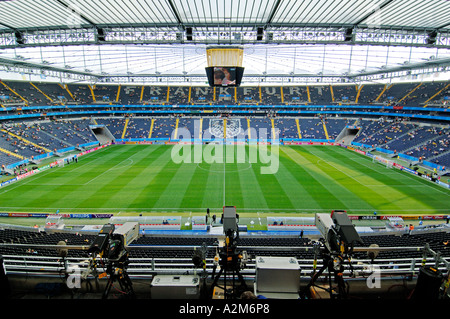 Fernsehkameras überblicken den Platz im Eintracht Frankfurt Fußballstadion, Frankfurt, Deutschland Stockfoto