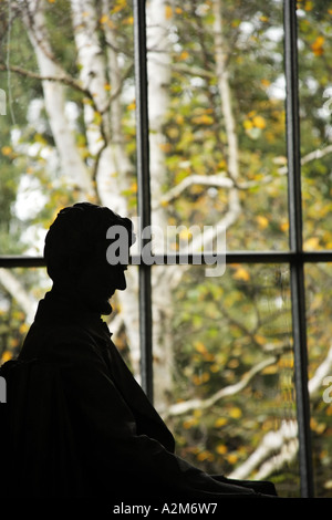 Statue von Abraham Lincoln Silhouette gegen Fenster mit Herbstlaub wenig Studio Saint Gaudens National Historic Site Cornis Stockfoto