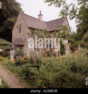 Landhaus und verwilderten Garten in Gloucestershire Stockfoto