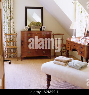 Jumper auf Hocker aus Teppichboden Schlafzimmer mit Kommode gefaltet Stockfoto