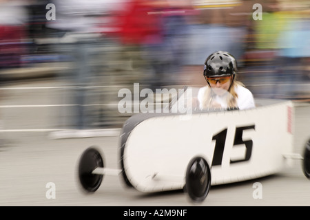 Mädchen im Wettbewerb mit Soap Box Grand Prix während Kla Ha Ya Tage Festival Snohomish Snohomish County, Washington USA Stockfoto