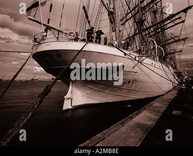 Getönten monochromes Bild von Segelschiff in Leith Docks Edinburgh Schottland Stockfoto