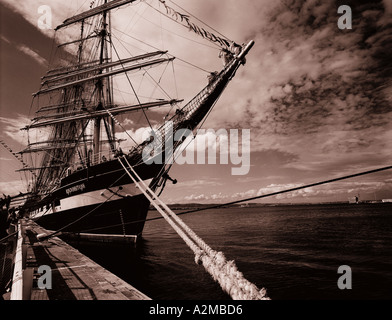 Getönten monochromes Bild von Segelschiff vor Anker in Leith Docks während der hohen Schiffe Rennen Edinburgh Schottland Stockfoto