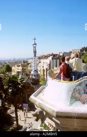 Platz des Parc Güell mit Gaudi-inspirierten gebogen Keramikziegel Bänke und Pavillons Stockfoto