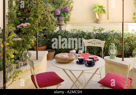 Provence Garten im Innenhof mit Gartenmöbeln Stockfoto