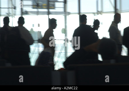 Passagiere am Flughafen einchecken Stockfoto