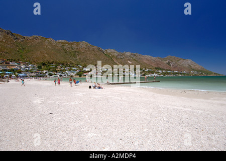 Die Berge und den Strand von Gordons Bay in der Nähe von Kapstadt. Stockfoto