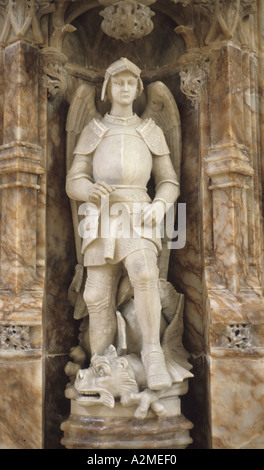 Statue von Saint George in Stein gemeißelt stehend auf einem Drachen St Albans Cathedral Hertfordshire England Stockfoto