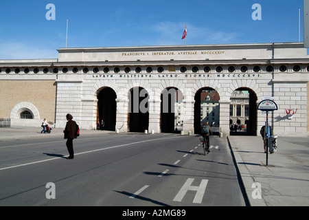 Das Heldendenkmal Burgtor Torbogen in Wien unter dem Adolf Hitler 1938 bestanden. Stockfoto