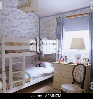 Etagenbett und Toile De Jouy Tapete im Schlafzimmer des englischen Landhauses Stockfoto