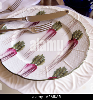 Platte mit Rettich Design und Besteck Stockfoto
