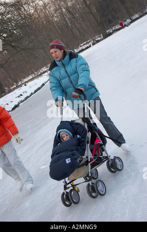 Eislaufen mit baby Stockfoto