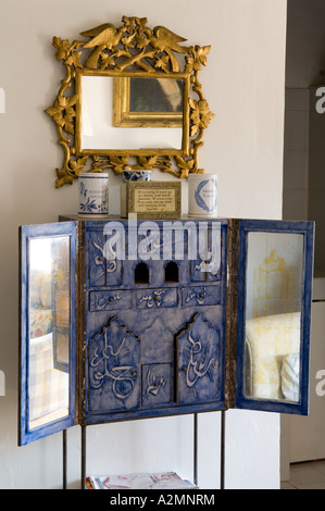 Blauen Schrank mit Spiegeltüren und arabischer Schrift unter vergoldete Spiegel. Stockfoto