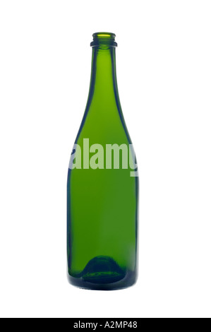 RECYCLING VON LEEREN GRÜNEN GLAS CHAMPAGNER FLASCHE AUF WEIßEM HINTERGRUND Stockfoto