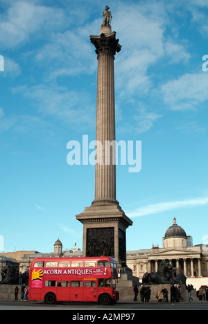 London Bus fährt Nelsons Coumn Stockfoto