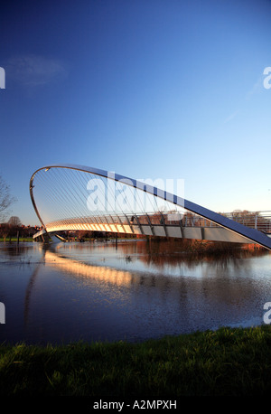 York Millennium Bridge über den Fluss Ouse in der Flut Dez 2006, York, North Yorkshire, England, UK. Stockfoto