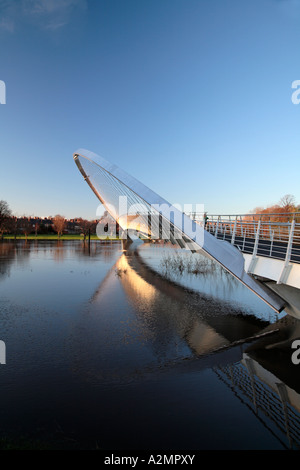 York Millennium Bridge über den Fluss Ouse in der Flut Dez 2006, York, North Yorkshire, England, UK. Stockfoto