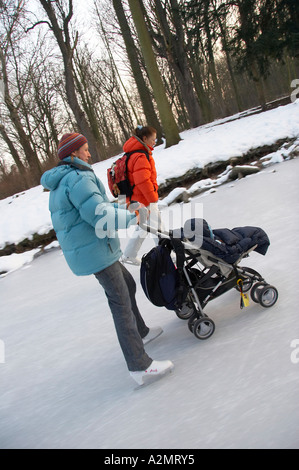 Eislaufen mit baby Stockfoto